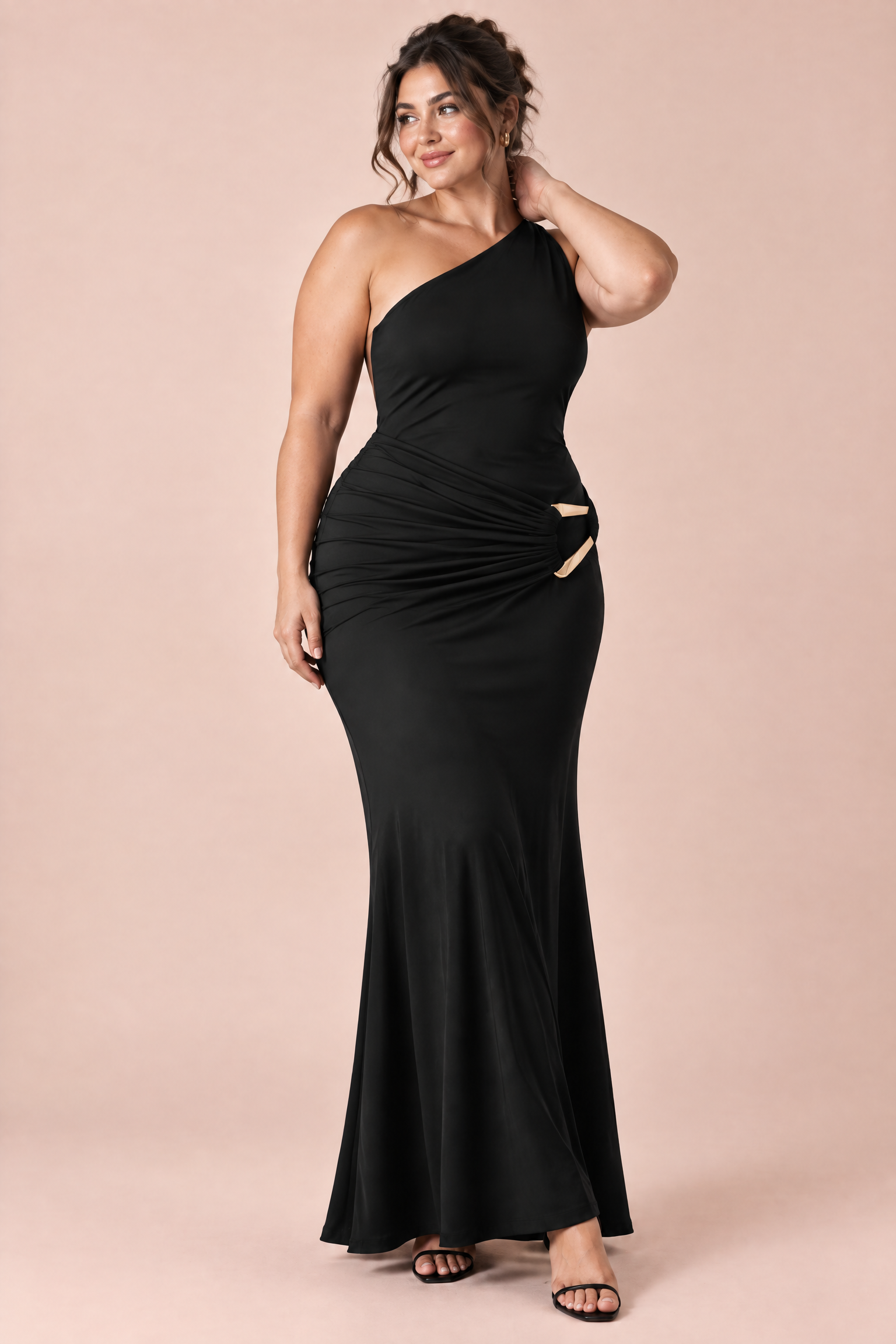Robe longue noire à encolure asymétrique et dos nu | Porté sur une silhouette plus ronde | Lounelle Paris