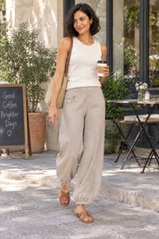 Pantalon beige court à jambes larges | Photo lifestyle | Lounelle Paris