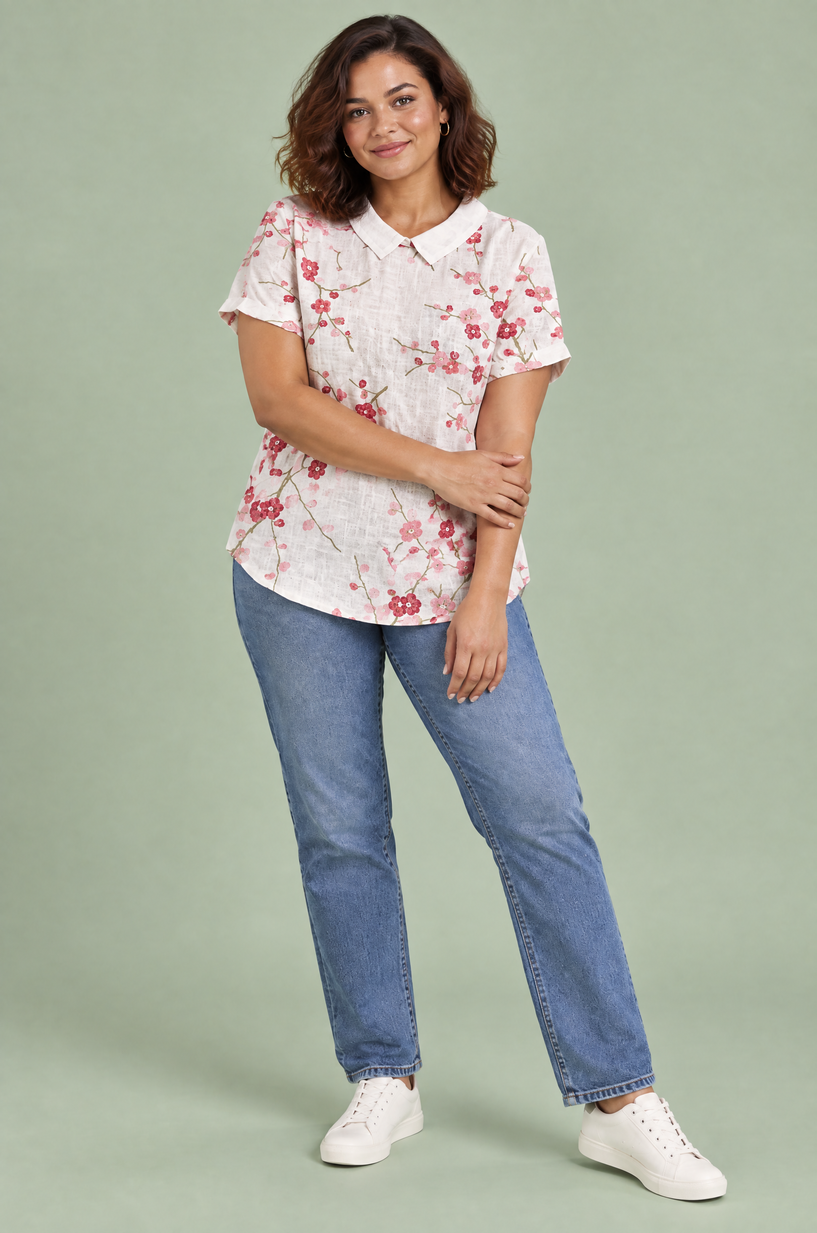 T-shirt écru à imprimé floral et col | Porté sur une silhouette plus ronde | Lounelle Paris