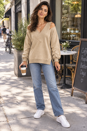Top kaki à épaules dénudées et col V | Photo lifestyle | Lounelle Paris