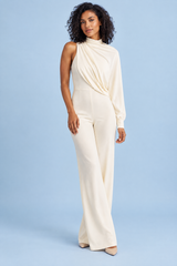 Offwhite jumpsuit med hög hals och en lång ärm