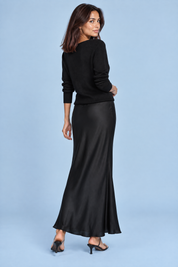 Robe longue noire satinée à encolure asymétrique avec détails en plumes | Vue de dos | Lounelle Paris