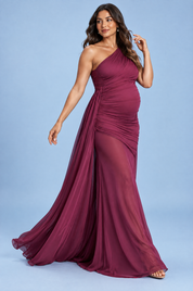 Robe longue de grossesse rouge poudré à encolure asymétrique, manche à nœud et ceinture | Vue en mouvement | Lounelle Paris