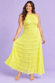 Robe longue plissée jaune | Porté sur une silhouette plus ronde | Lounelle Paris