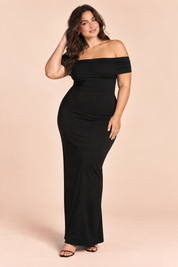 Robe longue bustier froncée noire | Porté sur une silhouette plus ronde | Lounelle Paris