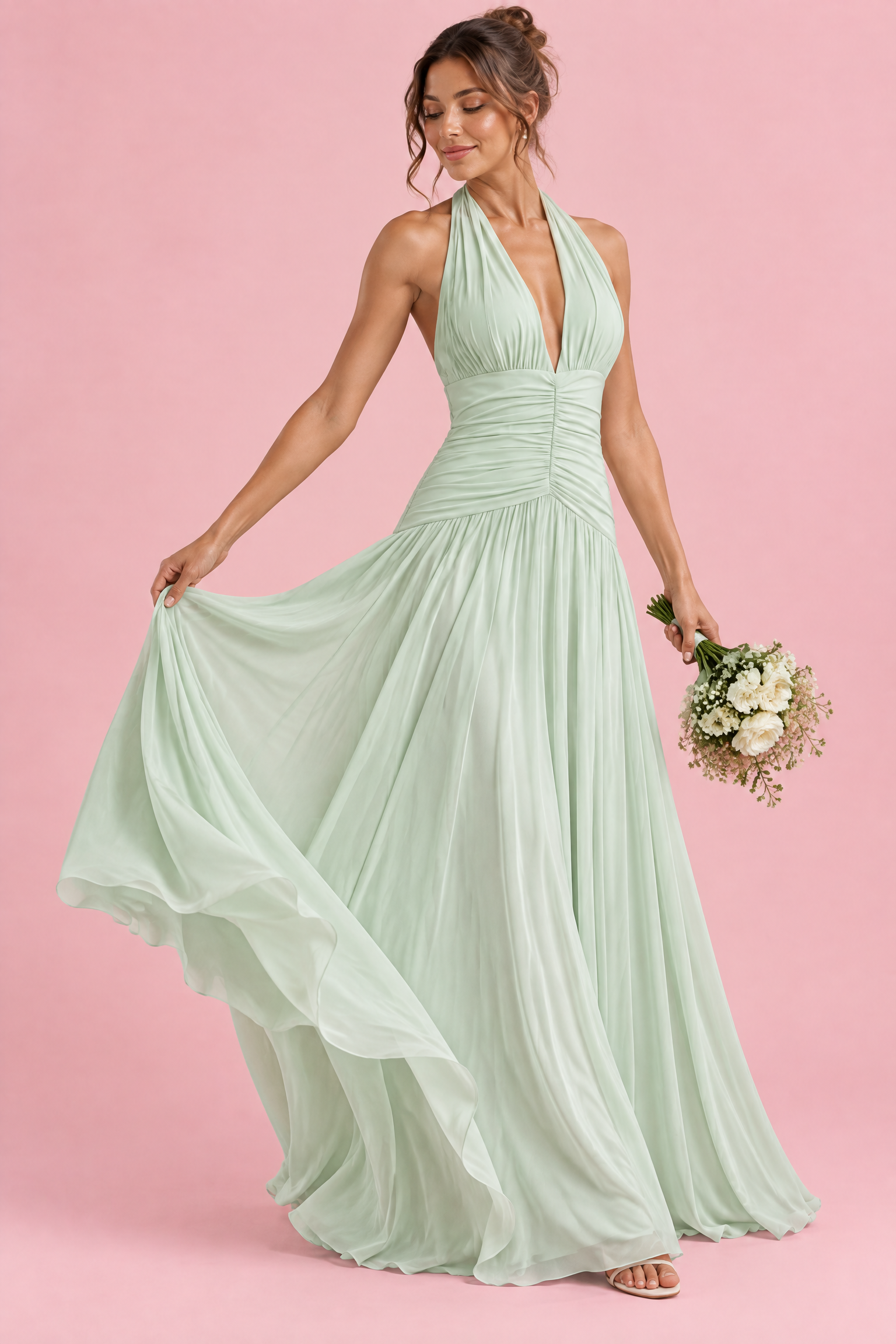 Robe longue vert clair à décolleté plongeant et détails froncés | Vue en mouvement | Lounelle Paris