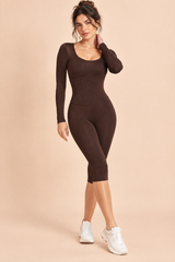 Brun jumpsuit med rund halsringning och korsettmidja