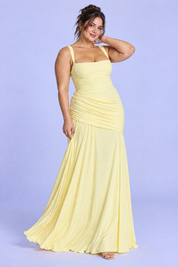 Robe longue jaune clair froncée à encolure carrée et coupe évasée | Porté sur une silhouette plus ronde | Lounelle Paris