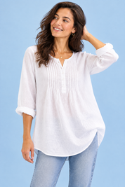 Blouse blanche en coton à col rond et patte de boutonnage plissée | Vue rapprochée | Lounelle Paris