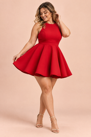 Mini-robe patineuse rouge sans manches à encolure nageur | Porté sur une silhouette plus ronde | Lounelle Paris