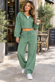 Ensemble vert sauge avec sweat zippé court | Photo lifestyle | Lounelle Paris