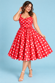 Robe midi rouge vif à pois et encolure carrée | Porté sur une silhouette plus ronde | Lounelle Paris