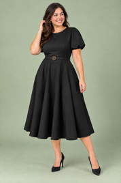 Robe midi noire à col montant et manches bouffantes | Porté sur une silhouette plus ronde | Lounelle Paris