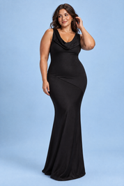 Robe longue asymétrique torsadée noire | Porté sur une silhouette plus ronde | Lounelle Paris