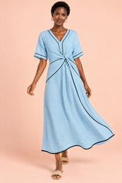 Robe longue bleue à col V et taille nouée | Vue en mouvement | Lounelle Paris