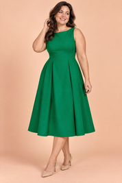 Robe verte à encolure bateau et coupe trapèze | Porté sur une silhouette plus ronde | Lounelle Paris