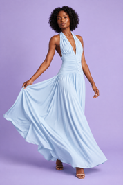 Robe longue bleu clair à décolleté plongeant et fronces | Vue en mouvement | Lounelle Paris