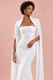 Robe longue blanche à encolure carrée et manches cape | Vue rapprochée | Lounelle Paris