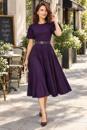 Robe midi violette à col montant et manches bouffantes | Photo lifestyle | Lounelle Paris