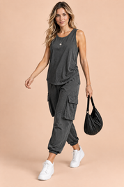 Ensemble deux pièces fluide avec débardeur et pantalon – gris foncé | Vue en mouvement | Lounelle Paris