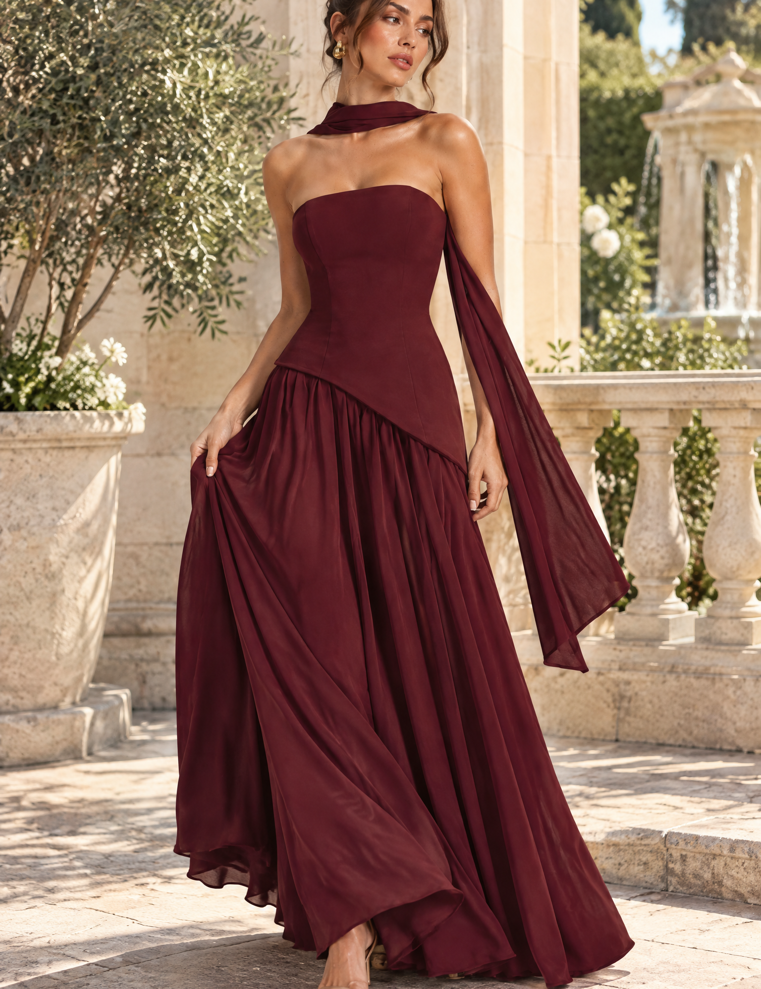 Robe longue bordeaux à encolure asymétrique | Photo lifestyle | Lounelle Paris