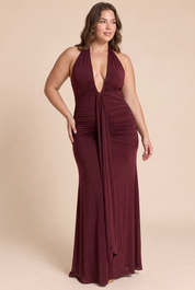 Robe longue bordeaux froncée à col dos nu | Porté sur une silhouette plus ronde | Lounelle Paris