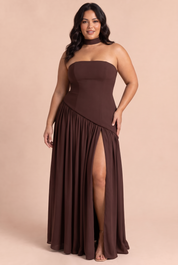 Robe longue marron foncé à encolure asymétrique | Porté sur une silhouette plus ronde | Lounelle Paris