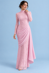 Rosa maxiklänning i spets med hög hals och draperad kjol