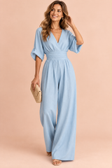 Ljusblå jumpsuit med V-ringning och vida ben