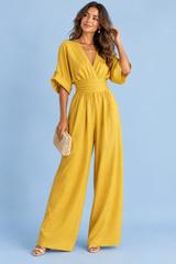 Gul jumpsuit med V-ringning och vida ben