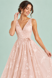 Robe midi fleurie rose clair à la coupe patineuse | Vue rapprochée | Lounelle Paris
