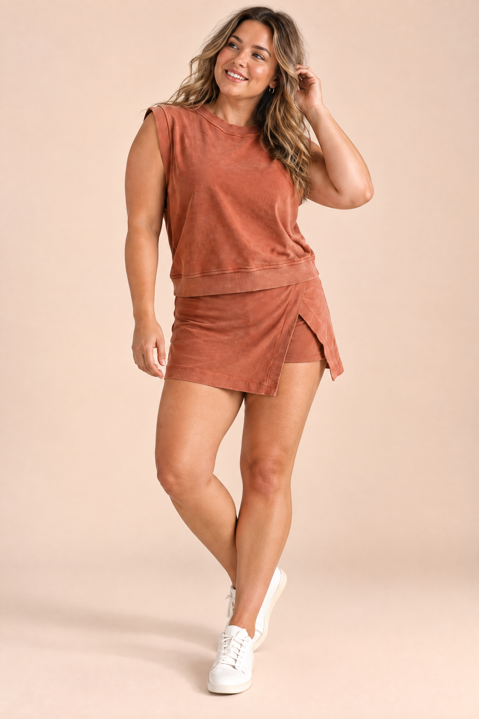 Ensemble jupe terracotta sans manches à col rond | Porté sur une silhouette plus ronde | Lounelle Paris