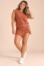 Ensemble jupe terracotta sans manches à col rond | Porté sur une silhouette plus ronde | Lounelle Paris
