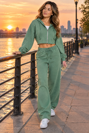 Ensemble vert sauge avec sweat zippé court | Deuxième photo lifestyle | Lounelle Paris