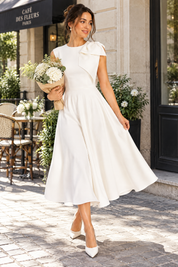 Robe midi blanche à encolure asymétrique et manche à nœud | Photo lifestyle | Lounelle Paris