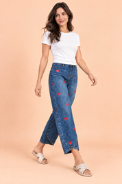 Pantalon bleu à imprimé floral et ourlet fendu | Vue en mouvement | Lounelle Paris