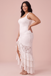 Robe longue en dentelle blanche à décolleté plongeant et volants | Porté sur une silhouette plus ronde | Lounelle Paris