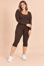 Combinaison-pantalon marron à décolleté rond et taille corset | Porté sur une silhouette plus ronde | Lounelle Paris