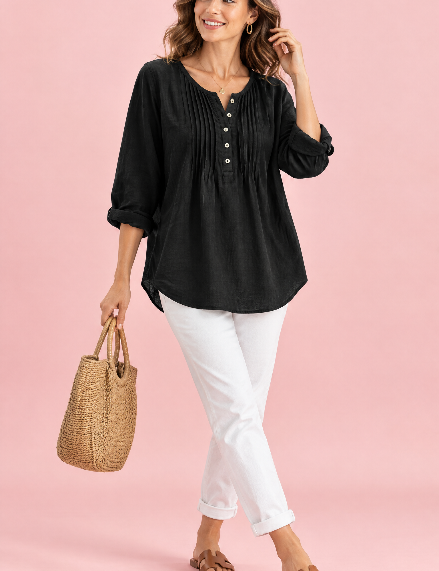 Blouse noire en coton à col rond et patte de boutonnage plissée | Vue de face | Lounelle Paris