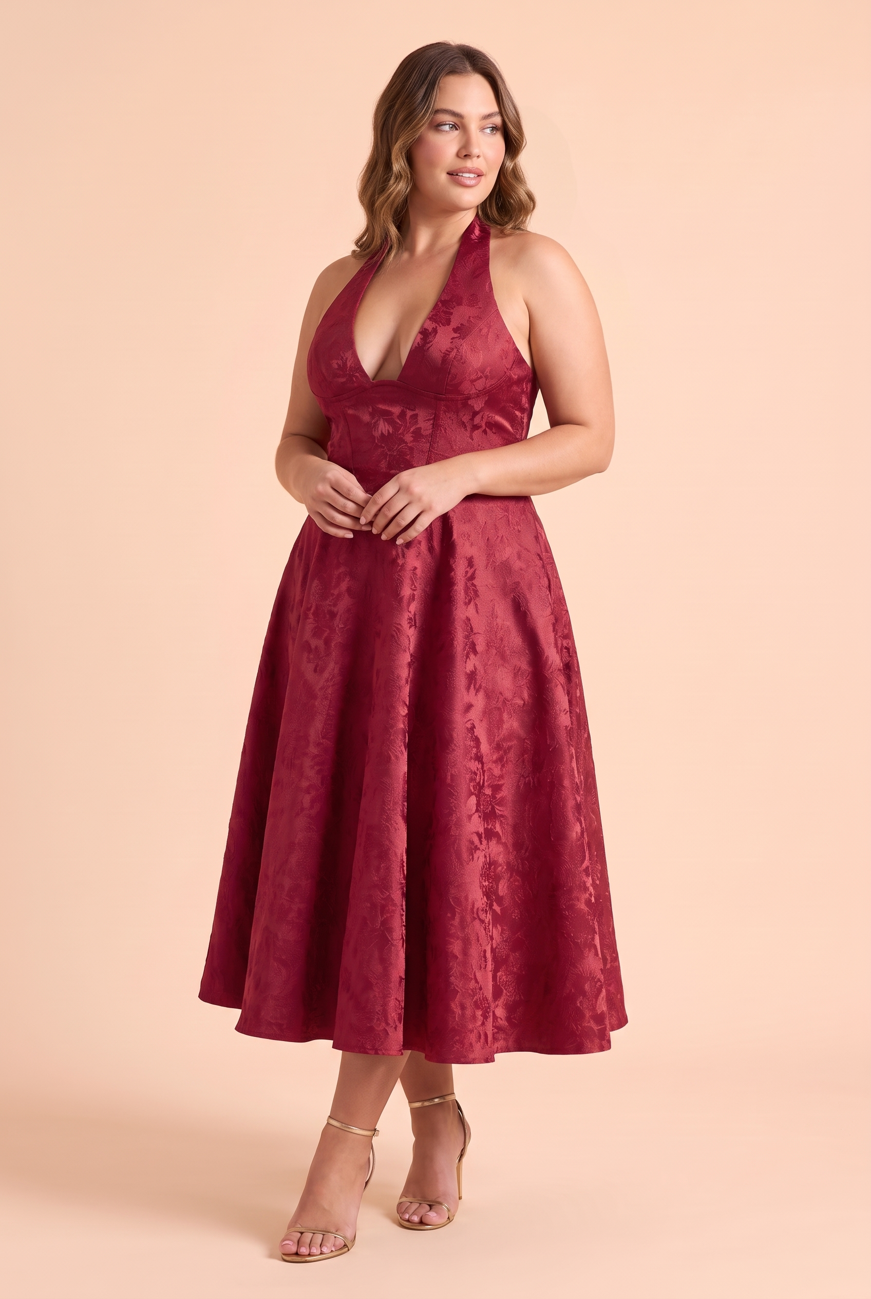 Robe midi jacquard à encolure dos nu bordeaux | Porté sur une silhouette plus ronde | Lounelle Paris