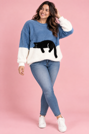Pull oversize bleu à motif chat | Porté sur une autre silhouette | Lounelle Paris