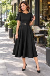 Robe midi noire à col montant et manches bouffantes | Photo lifestyle | Lounelle Paris