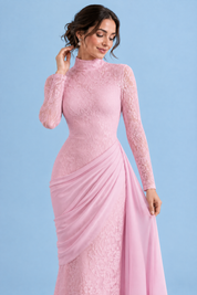 Robe longue moulante en dentelle rose à col montant et jupe drapée | Vue rapprochée | Lounelle Paris