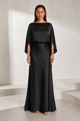 Robe longue satinée encolure bateau