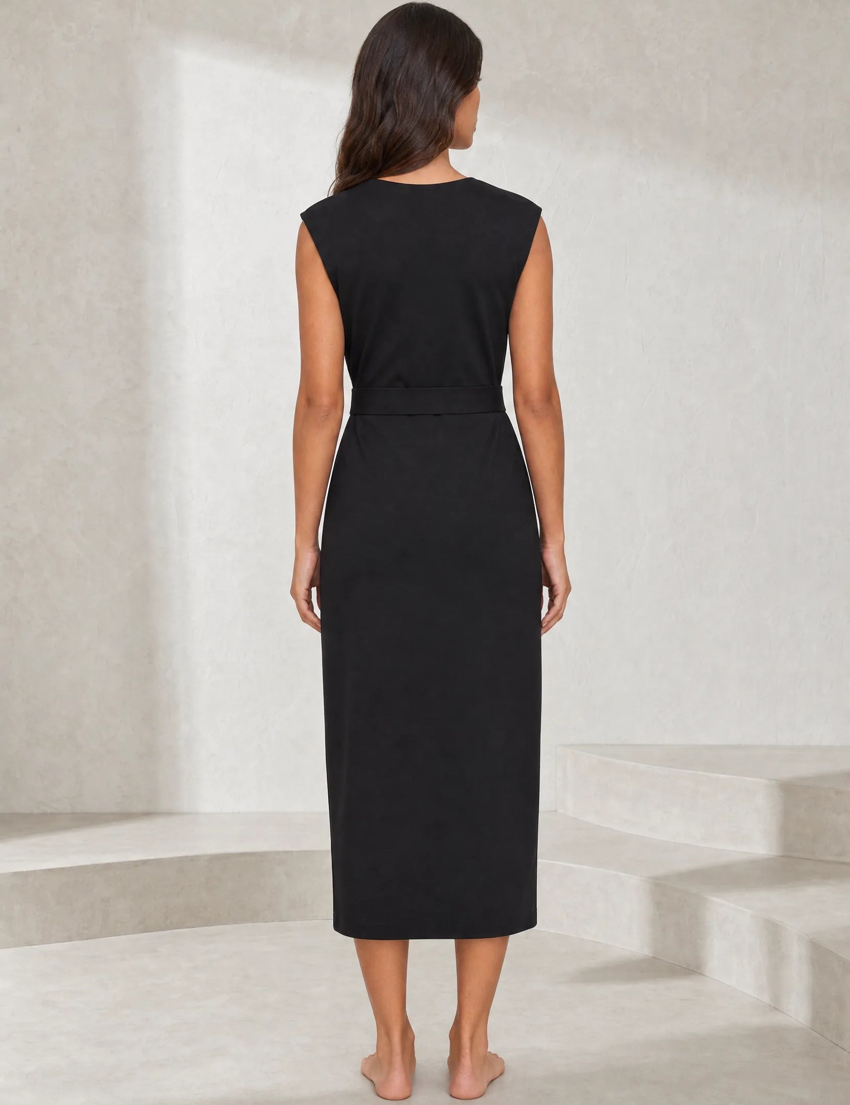 Robe noire col V ceinturée | Lounelle Paris