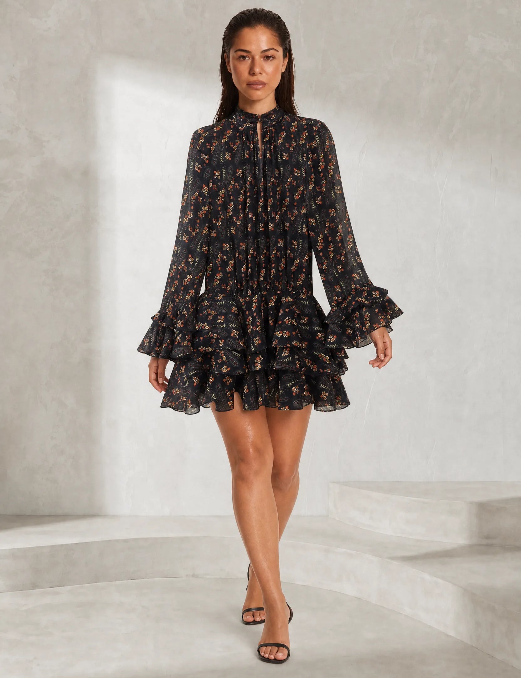 Robe noire imprimée à volants | Lounelle Paris