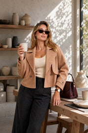 Veste courte marron ample à revers | Photo lifestyle | Lounelle Paris
